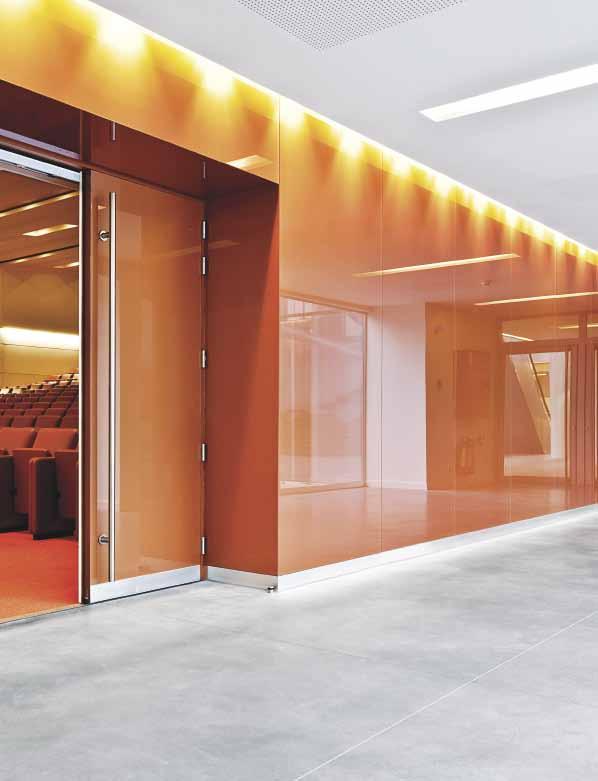 ÚVOD SPOLEČNOST AGC Glass Europe se sídlem v belgickém Louvain-la-Neuve vyrábí, zpracovává a distribuuje ploché sklo pro stavebnictví (vnější fasády a dekorativní sklo do interiérů), automobilový a