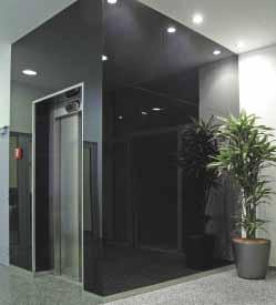 Tabule skla a zrcadla, která jsou často instalována v kabinách výtahů, lze snadno kombinovat s nerezovou ocelí, což je typický materiál používaný ve vnitřních prostorách výtahů.