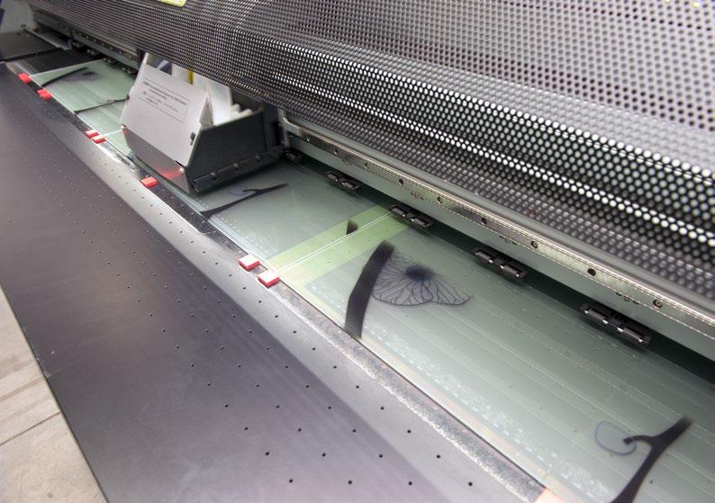 Digitální tiskárna pro nanotisk v provozu Skleněnné dveře s Nanotiskem jako dominanta interiéru VÝHODY NANOTISKU OPROTI STANDARDNÍMU DIGITÁLNÍMU TISKU SPOJENÍ S MATERIÁLEM Nanobarvy se mohou díky