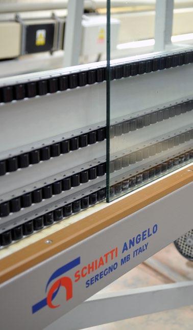 Přímočará bruska v provozu celkový pohled Detail během broušení Výsledná leštěná hrana