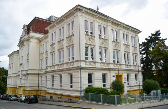 Součástí rekonstrukce byly také úpravy povrchů v administrativních místnostech ve druhém podlaží a výměna obálky dotčené části objektu.