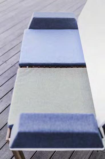 Die Möbelstücke sind stapelbar und dank ihrer Leichtigkeit ist eine leichte Manipulation gesichert. Doporučujeme kombinovat s těmito produkty. We recommend to combine them with these products.
