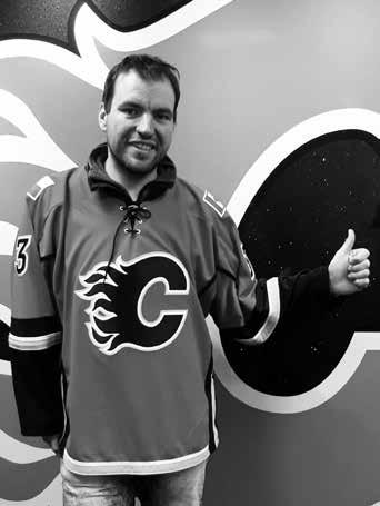 hodoňáci Petrovi Indrovi se splnil kanadský sen Ve skříni mu visí řada dresů kanadských Calgary Flames včetně originálního dresu Jaromíra Jágra a byt zdobí nejrůznější fotografie s tematikou tohoto
