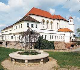 Nabízí bohaté možnosti kulturního vyžití v divadlech, muzeích, galeriích, kinech a klubech.