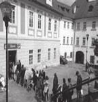 Ale pochutnat si s přáteli na dobrém chmelovém moku a přitom stále šlapat, je z našeho českého pohledu úplná blbost. Představte si, že by v nějaké hospodě místo židlí měli jen rotopedy.