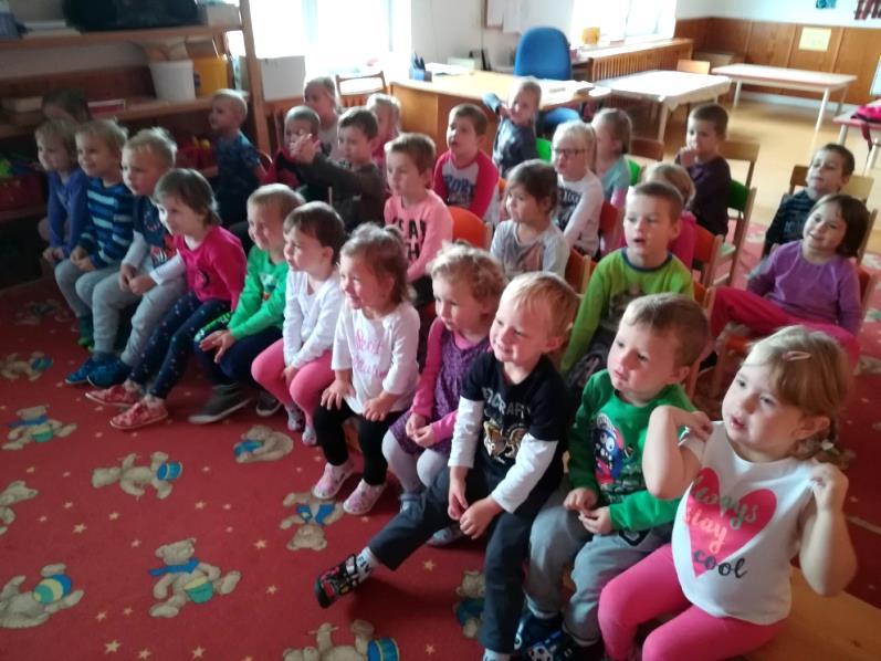 CO NOVÉHO VE ŠKOLCE Prázdninové dny uběhly jako vítr a my jsme se opět sešli v naší školce.