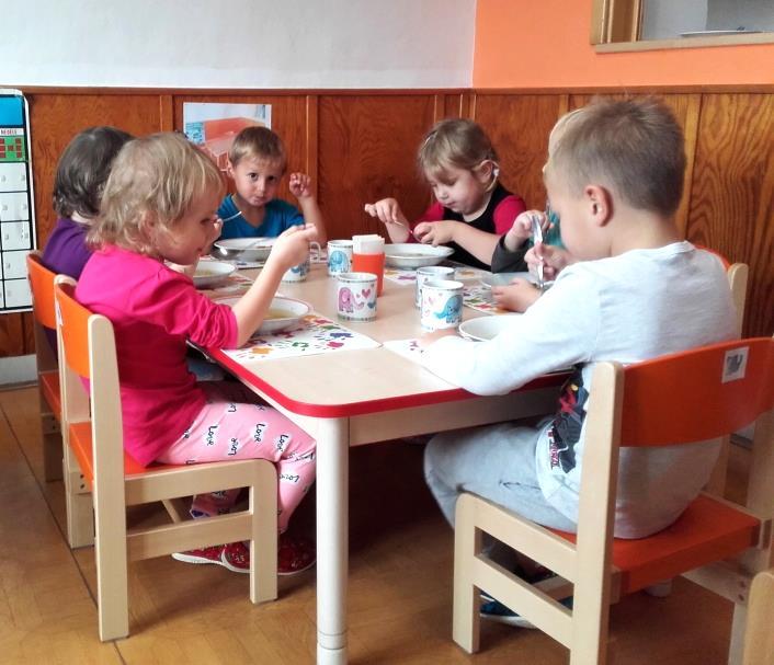 Jsou rozděleny do tří tříd Trpaslíci, Skřítci a Muchomůrky. Práce v MŠ má kromě výchovného také vzdělávací charakter.