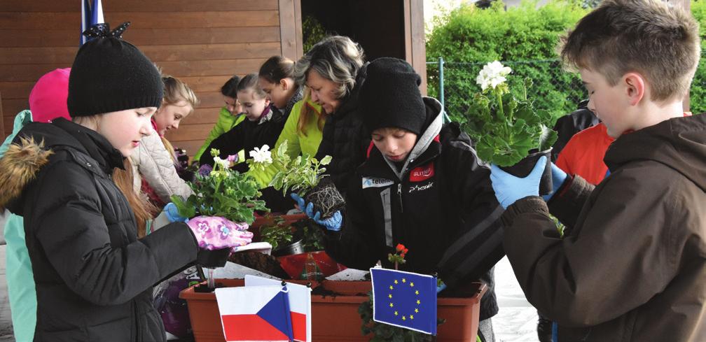 POLSKO-SLOVENSKO-ČESKÉ ZAHRADNIČENÍ 12 V březnu jsme v rámci projektu Polsko-česká propagace zdraví, ekologie a volného času uskutečnili AKTIVITU IV, která byla určena pro naše školkáčky.