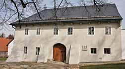 programy, prezentace regionálních produktů tradičních řemesel a místního folklóru tématické přednášky, výstavy, projekce a