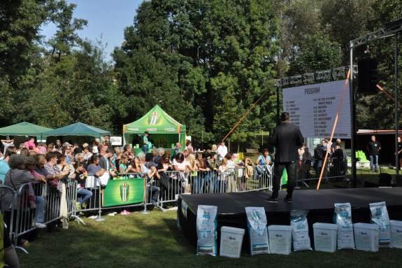 nejaktivnějších sběračů plastových víček v rámci projektu Staropramen Festivaly bez zábran a provádí ukázky výcviku na vybraných hudebních festivalech.