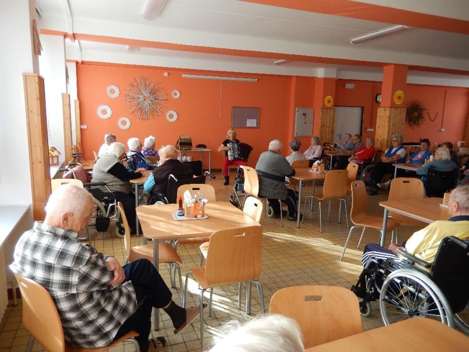 Muzikoterapie s paní Pospíšilovou V průběhu prosince navštěvovali naše uživatele zástupci sborů pro
