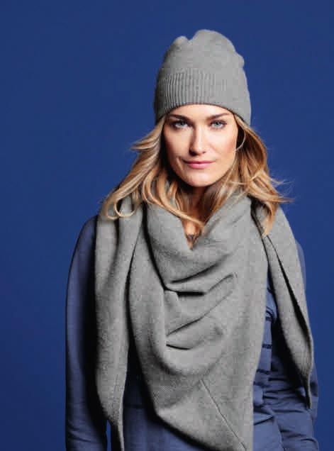 70 % vlna (merino), 30 % kašmír. 35 96 208 Kč 599,- 2 Pletená šála s kašmírem Prémiová kvalita. 70 % vlna (merino), 30 % kašmír. Cca 90 x 200 cm. 35 99 606 Kč 1.
