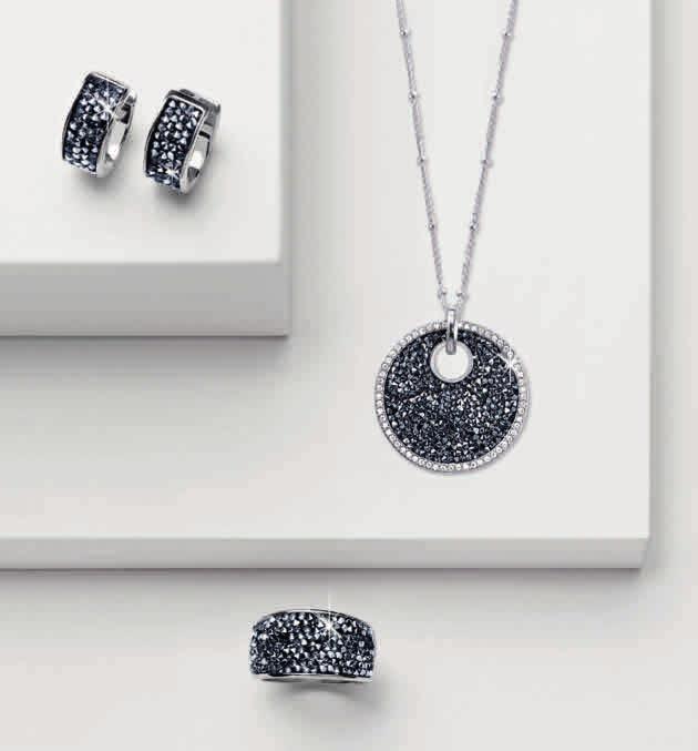 TRENDY ŠPERKY ZářivýVZHLED 1 Kreolky s kamínky Swarovski 3 Prsten s kamínky Swarovski Osazeno kamínky Swarovski 2 Náhrdelník s kamínky Swarovski 1 Kreolky s kamínky Swarovski Rhodiovaná mosaz.