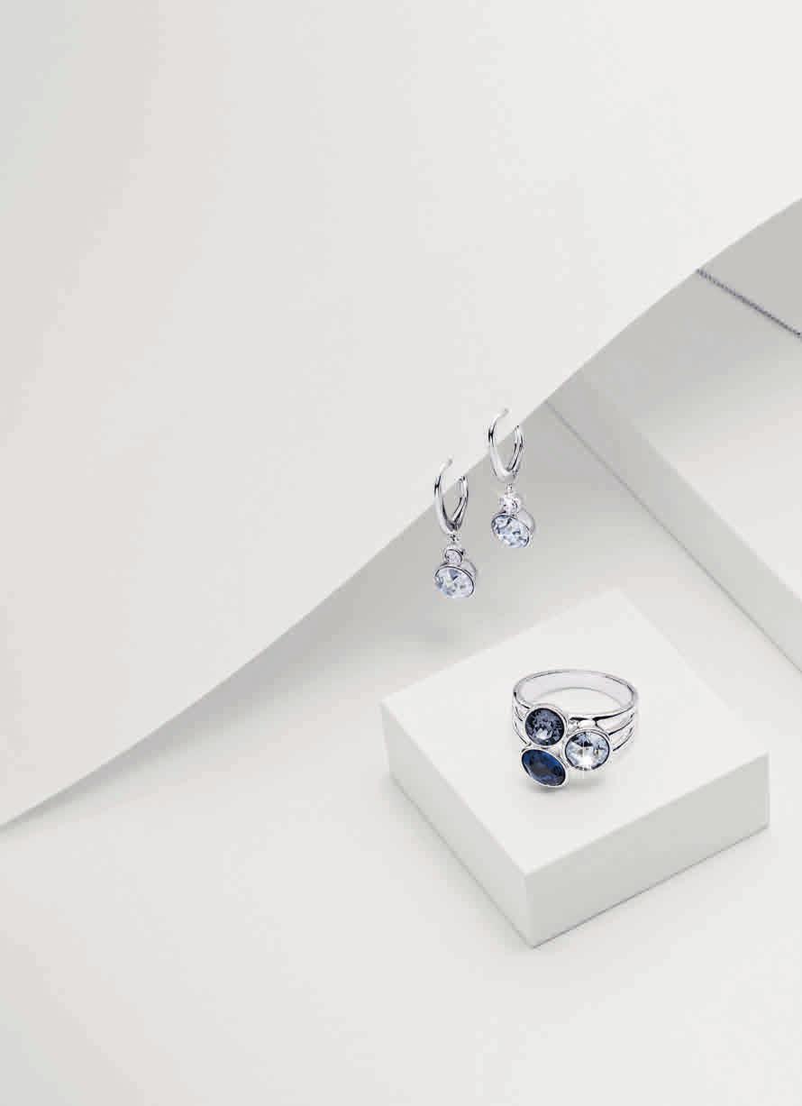 TŘPYT, KTERÝ SI zamilujete 1 Náušnice s kamínky Swarovski 2 Prsten s kamínky Swarovski 1 Náušnice s kamínky Swarovski Rhodiovaná mosaz. Háček stříbro 925/1000, rhodiované.