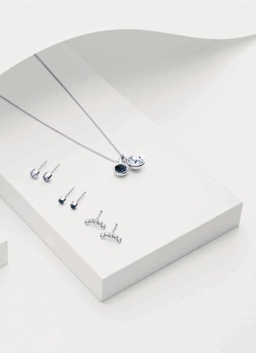 TRENDY ŠPERKY 3 Náhrdelník s kamínky Swarovski 4 Sada náušnic s kamínky Swarovski Osazeno kamínky Swarovski očko při délce