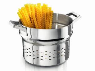 Díky opěrnému kroužku můžete při vaření provádět stejné přirozené pohyby jako na speciální varné zóně na wok a navíc je ideální i na servírování.