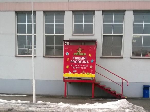 UTB ve Zlíně, Fakulta multimediálních komunikací 84 zaprášenost těchto dekorací a dóz a již špatná kvalita želé bonbonů, které byly použity pro výrobu dortů.