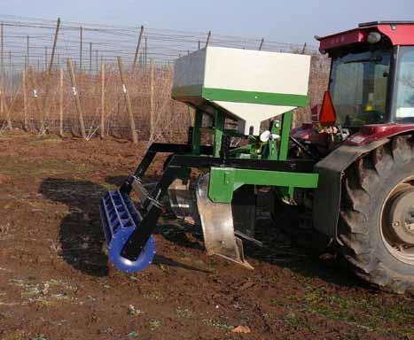 Kultivace během vegetace V případě ponechání meziřadí chmelnice bez vegetačního krytu, je třeba toto kultivovat. Prvním zásahem na začátku vegetace je rydlování pomocí hloubkových rydel (obr. 41 42).