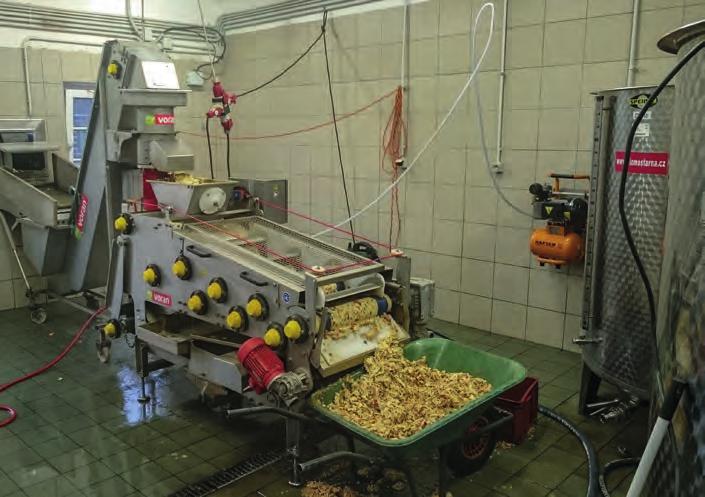 Plničku lze připojit na paster a oba stroje spolu prostřednictvím elektroniky komunikují, např. plnička má automatické hlídání hladiny, při naplnění vypne.