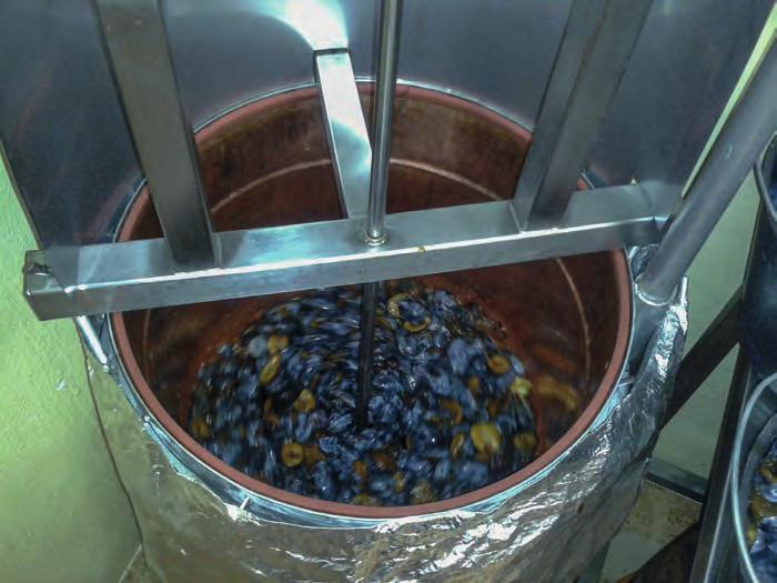 Konzervování i více). Důležité je dodržet pasterizační teplotu 85 C po dobu 20 minut pro standardní velikost sklenic (do cca 350 g), tím dojde k prohřátí jádra po dobu minimálně 5 minut. 6.