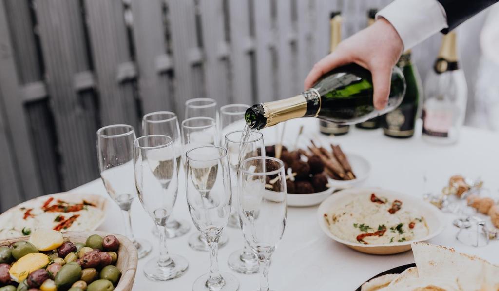 Šampaňské a sekty 0,10l Bohemia sekt (brut, demi sec, rosé, nealkoholický) 45 Kč 0,75l Bohemia sekt (brut, demi sec, rosé, nealkoholický) 320 Kč 0,75l Bohemia sekt Prestige (brut, demi sec, rosé) 380