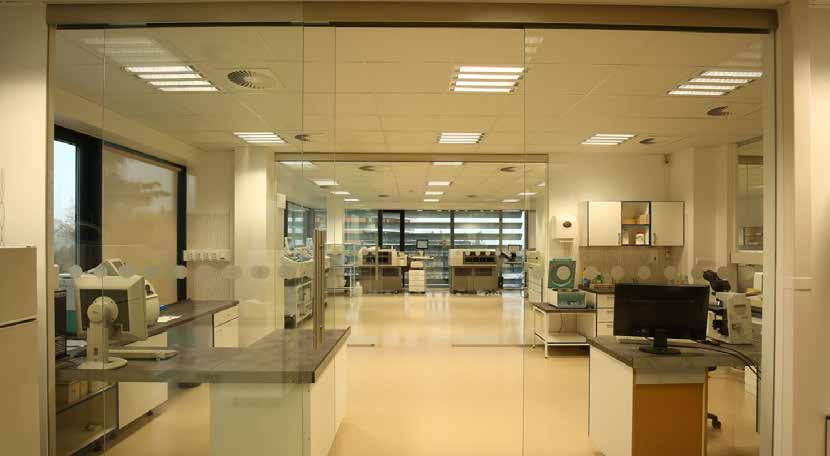 Služby Moderní prostorné místnosti plné světla s analytickými modulárními sestavami v duchu medicíny třetího tisíciletí, mezi nimiž se pohybují laborantky, tak to vypadá v současnosti v laboratořích