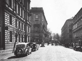 bránu přestavěl a vyzdobil stavitel a sochař Antonín Pilgram. Švédové poté bránu sice poškodili, ale nezdolali. Celý hradební okruh byl postupně odstraněn během první poloviny 19. století.