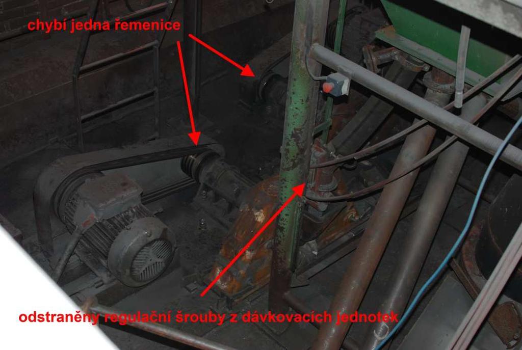 Střecha komorového tryskače s metacími jednotkami, zásobníkem abraziva a jednou z
