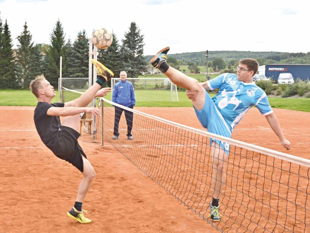 Počasí i tentokráte Václav nahoře zajistil. V pátek pokropil hřiště a v sobotu hráče občas pošimral sluníčkem. Mohlo být tepleji, ale i tak se všichni hráči náležitě zapotili.