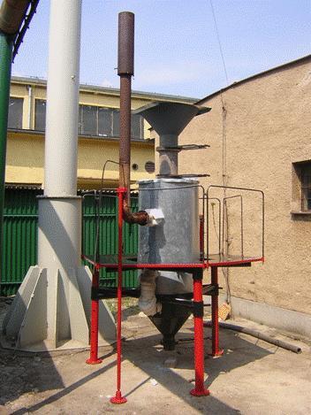 Zloţenie energoplynu Obr. 2 protiprúdny splyňovací reaktor na KPaT Na experimentálnom zariadení umiestnenom v laboratórnych priestoroch Katedry pecí a teplotechniky boli prevedené viaceré merania.