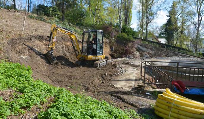 Natření vnějšího pláště střechy Odstranění izolace na všech bazénech Bourací práce nad horním bazénem Kompletní odstranění vnější omítky Výměna oken a dveří v celém objektu Kompletní odstranění
