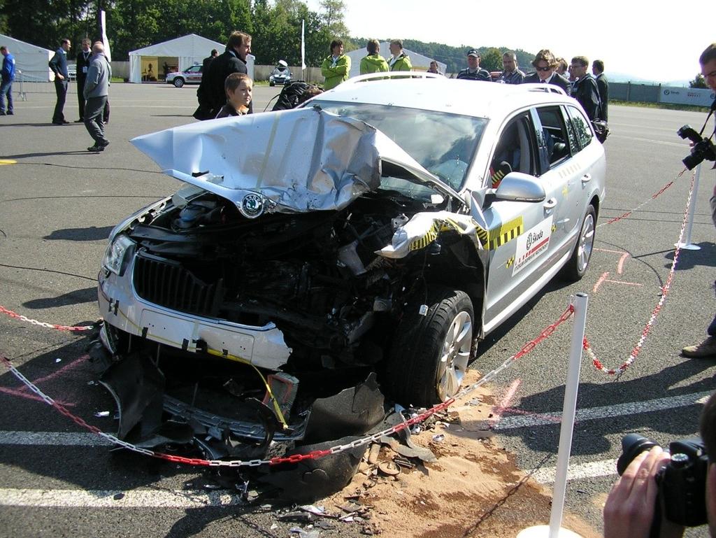 Obr. 16: Poškození na vozidle Škoda Superb po srážce.[22] 7.
