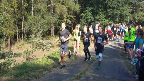 Plavecko-běžecký duatlon Vyhlášení závodů plavecko-běžeckého duatlonu ze 16.9, který se konal na Pražačce na Praze 3. Z naší školy se účastnilo 21 žáků.