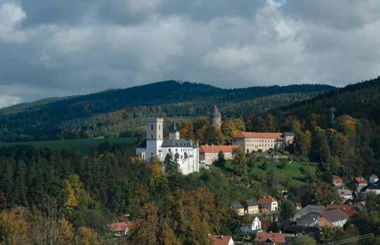 příroda Novohradských hor. Tvrze a hrady Žumberk, Nové Hrady a Cuknštejn. Bývalý šlechtický park, Terčino údolí nebo poutní místo Dobrá Voda. Rozhledna na Kraví hoře u Hojné Vody.