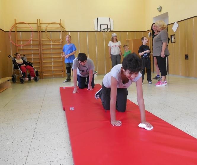 překážky, skákaly z místa, přecházely lavičku, lezly a plazily se po žíněnkách a