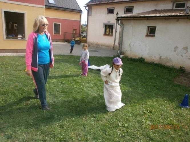 spočítali je a pak už následovalo rozdělení do skupinek a plnění úkolů na stanovištích.