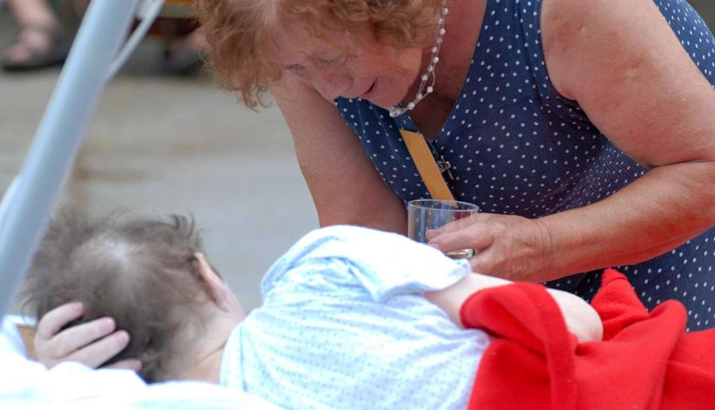 DOBROVOLNÍCI Práce dobrovolníků je nezbytnou a neopominutelnou součástí úspěšného fungování Hospice sv. Alžběty.