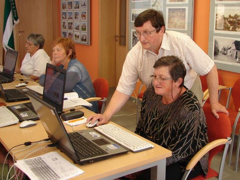Sociální pedagog, sociální pedagogika Sociální pedagog je odborný pedagog, kvalifikačně zaměřený na děti, mládež i celé spektrum dospělých, v oblasti pomáhajících profesí.
