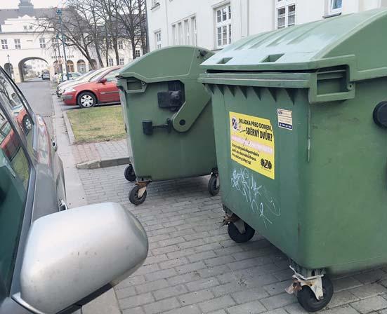 AKTUÁLNĚ Zaparkovaná auta brání svozu odpadu Přes šedesát tisíc špatně zaparkovaných aut ročně v Ostravě kromě jiného brání i ve svozu odpadu. ŘIDIČI často parkují přímo před kontejnery.