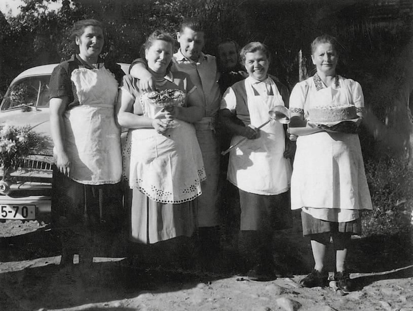 Fotografie dokumentující kuchaře připravující pokrmy na svatbu Táborských. Zleva: Božena Rusková, L. Kolářová, pan Rájek, paní Hlaváčová (Vlčková), E. Bednaříková Zdroje: BŘÍZOVÁ, Joza.