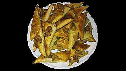 Pagáče 300 g hladké mouky, 1 vejce, voda, sůl Postup závin: Z hladké mouky, vody, vajíčka a soli vypracujeme tužší, ale vláčné těsto. Tvoříme malé placičky, které opékáme na horké plotně nebo v peci.