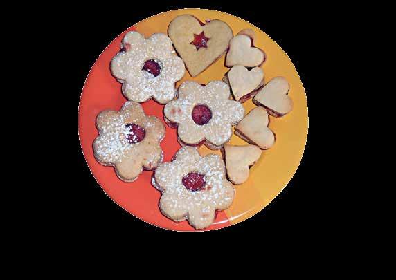Linecké koláčky 200 g hladké mouky, 200 g másla, 100 g mletého cukru, 2 žloutky, 1 celé vejce, špetka prášku do pečiva, citronová kůra, 100 g mletých oříšků, marmeláda nebo džem Vypracujeme na vále
