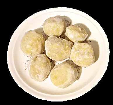 Chlupaté knedlíky Božena Šálová 400 g vařených brambor, 500 g syrových brambor, 200 250 g hrubé mouky, 1 vejce, sůl, 2 polévkové lžíce sádla, 2 polévkové lžíce mléka Vařené brambory nastrouháme.