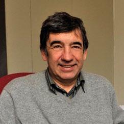 Profesor Stephen Thomas Přednáší problematiku energetických koncepcí na University of Greenwich, kde je zároveň od roku 2001 vedoucím energetického výzkumu.