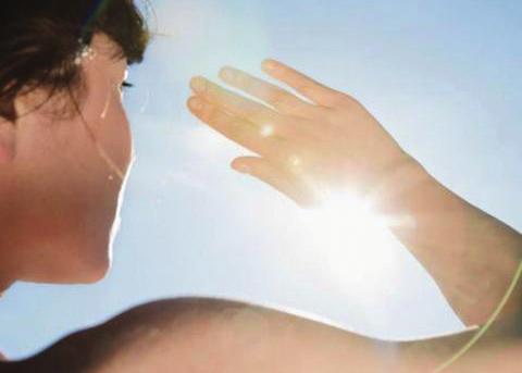 6. vyhnite sa silnému slnku a používajte denne ochranný faktor SPF30 Poškodenie pokožky slnkom je spôsobené ultrafialovými lúčmi známymi ako UVA a UVB.