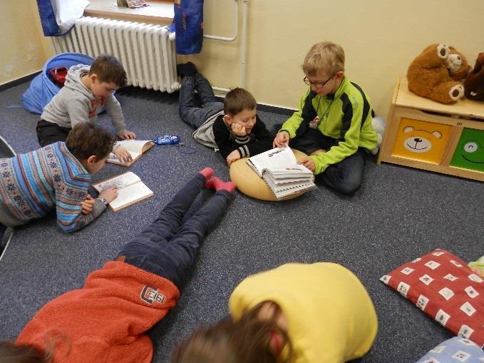11 Nejsme jen knihy 5 SPOLUPRÁCE SE ŠKOLAMI Jednotlivá oddělení úzce spolupracují s mateřskými, základními, speciálními, soukromými i středními školami z Berouna a okolí.