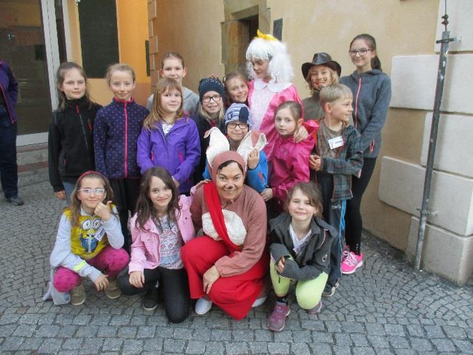 Pro děti byl připraven zajímavý program. Nejprve navštívily Plzeňskou bránu, kde si vyslechly poutavý výklad.