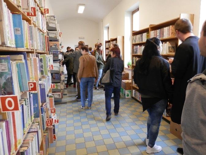 V každou celou hodinu bylo možné zažít komentovanou prohlídku knihovny.