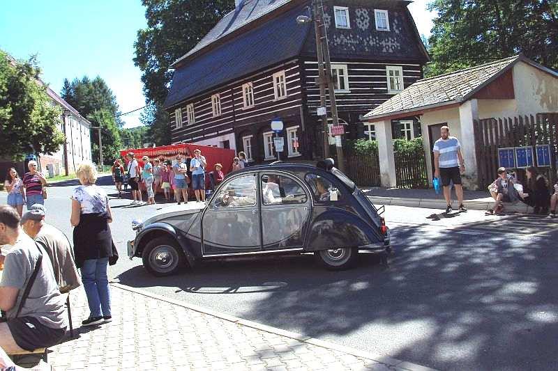 Díky patří zaměstnancům Obecnímu úřadu, Dětského domova, našim hasičům a restauraci Na Hřebenovce, kde