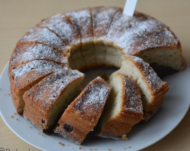 Vmícháme měkký tvaroh, rozmixovaný banán, mléko, rozinky, polohrubou mouku smíchanou s práškem do pečiva a zlehčíme pevně ušlehaným sněhem z bílků.